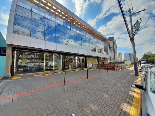 Salão comercial sobre loja com 600 m² no Bairro Jd. Botânico com 02 wcs privativo, elevador, recepção, frente toda em blindex.