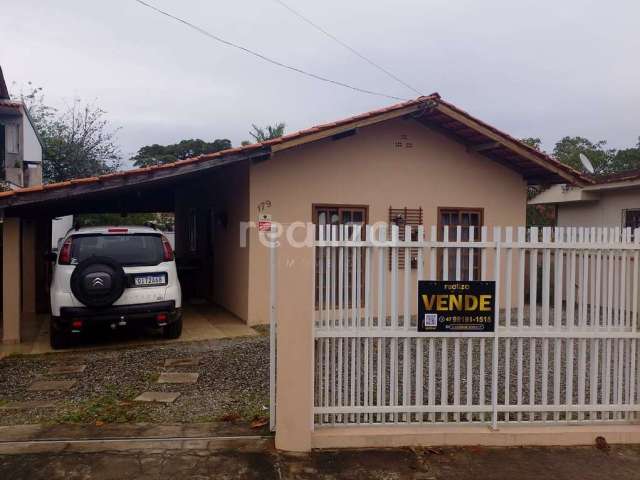 Casa sozinha no terreno, com piscina, a 200 metros da Praia