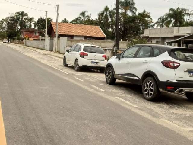 Sobrado de frente para o asfalto perto posto Ipiranga barra do sai ITAPOÁ SC