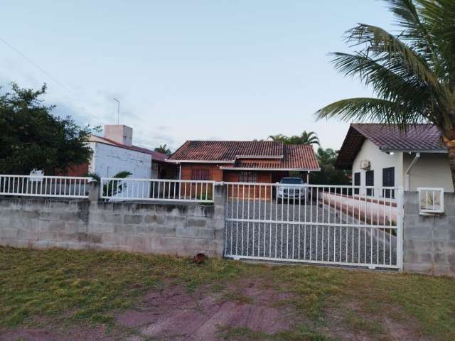 Casa de madeira de lei , localizada na Barra do Saí ITAPOÁ SC