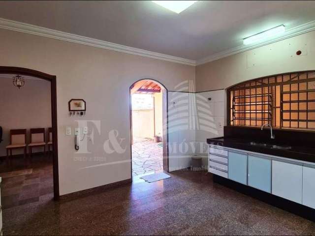 Casa para Venda em Limeira, Centro, 4 dormitórios, 2 suítes, 2 banheiros, 4 vagas