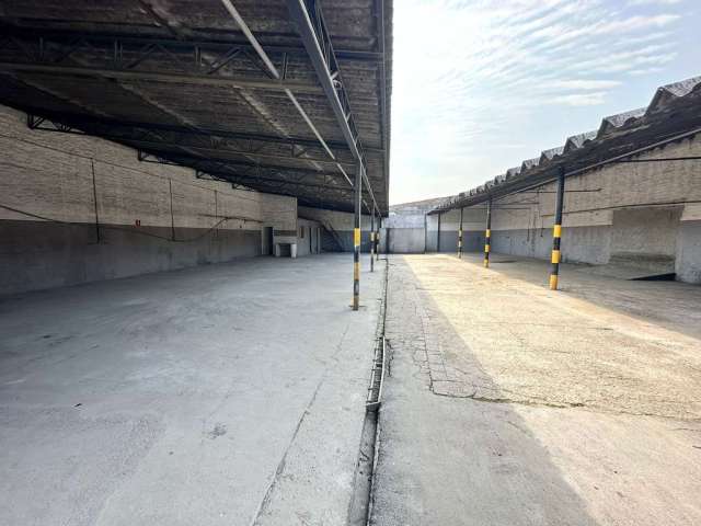 Galpão de 346m² e 700m² de terreno a uma quadra da Marechal Floriano