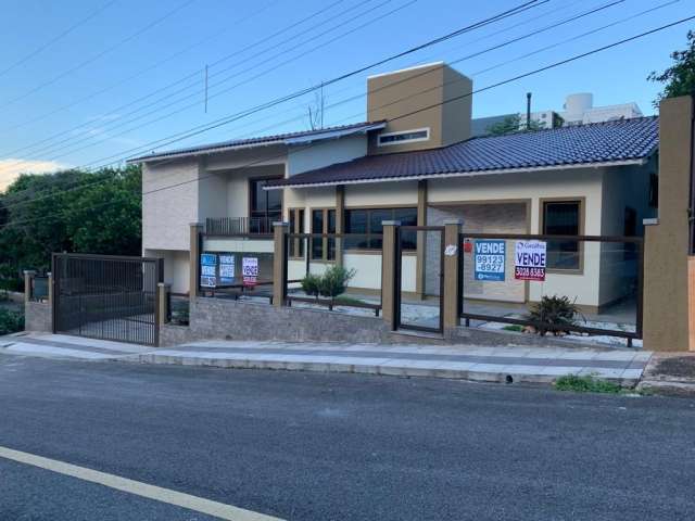 Casa com 3 suítes com piscina em Coqueiros