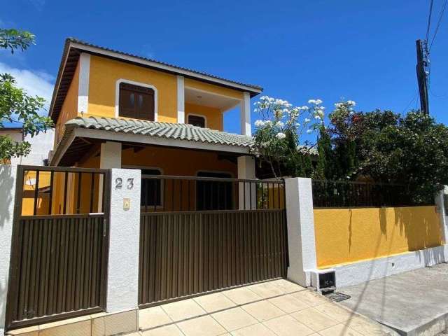 Casa duplex a venda de 4/4, 2 suítes com quinta e garagem coberta no Cond. Recanto de Abrantes