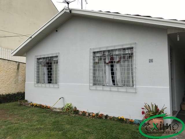 Casa ampla  em alvenaria,  sozinha no terreno c/jardim e quintal.