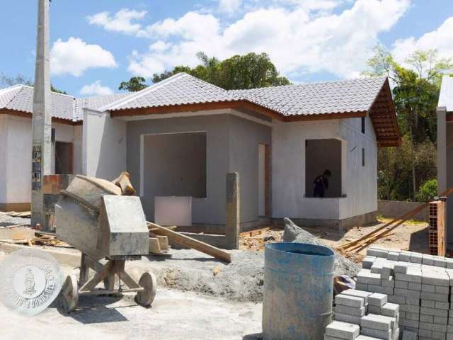 Casa com dois dormitórios em Indaial, com muito espaço de terreno!