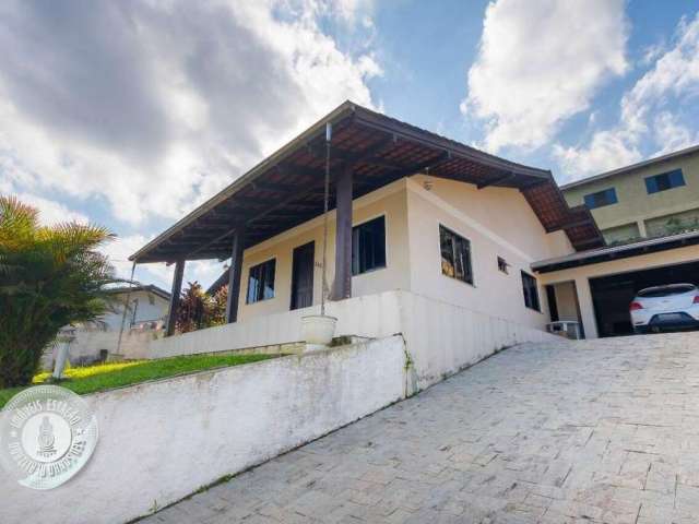 Casa com 4 dormitórios no bairro Fortaleza, com 2 vagas cobertas em ótima localização!