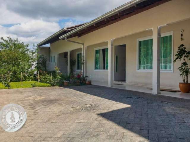 Casa térrea com 4 dormitórios sendo uma suíte no bairro Escola Agrícola!