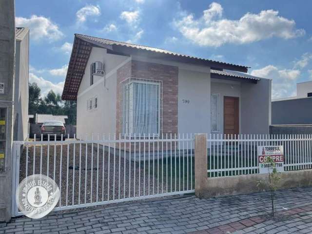 Casa com dois dormitórios em Indaial, com espaço de terreno!