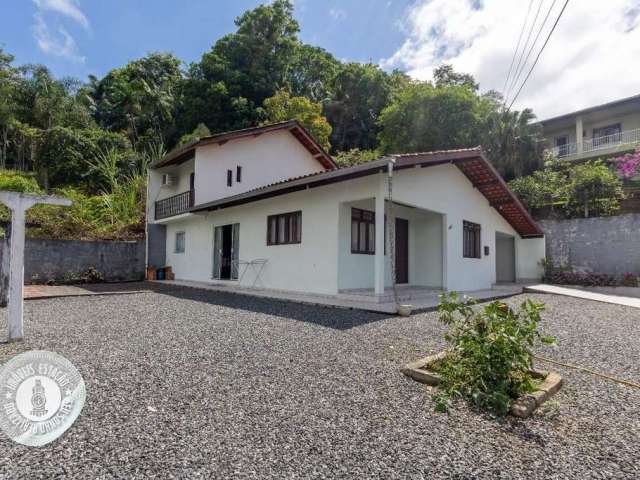 Casa com amplo terreno no bairro Fortaleza!