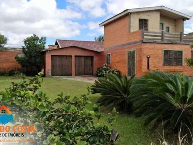 Casa com segundo piso No centro de Cidreira