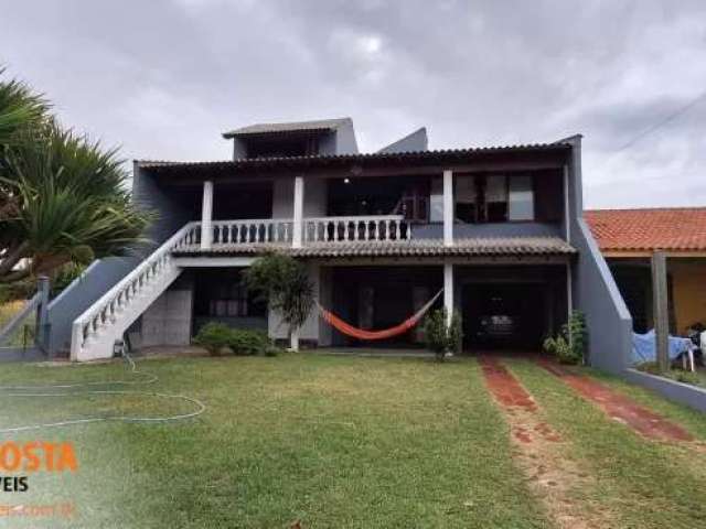 Casa de 3 pavimentos com excelente localização em Nazaré