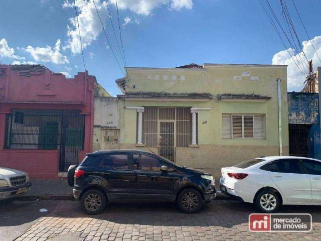 Casa antiga, em corredor comercial, Rua Paraíba, entre as Ruas Capitão Salomão e Padre Euclides, ideal para atividade comercial.