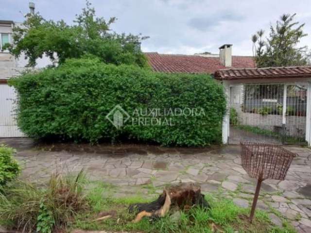 Casa com 3 quartos à venda na Rua Mura, 145, Guarujá, Porto Alegre, 316 m2 por R$ 590.000