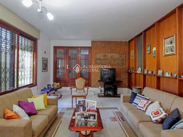 Casa com 3 quartos à venda na Rua Professor Pedro Santa Helena, 556, Jardim do Salso, Porto Alegre, 202 m2 por R$ 800.000