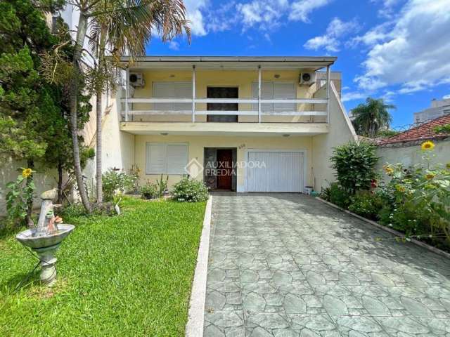 Casa com 2 quartos à venda na Avenida Grécia, 539, Passo da Areia, Porto Alegre, 150 m2 por R$ 579.000
