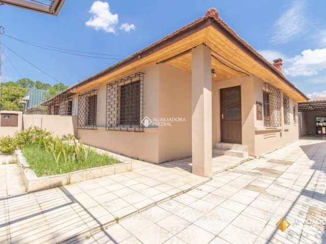 Casa com 3 quartos à venda na Rua São Nicolau, 1443, Santa Maria Goretti, Porto Alegre, 220 m2 por R$ 530.000