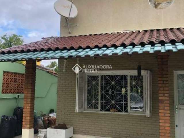 Casa com 3 quartos à venda na Avenida Ararangua, 151, Guarujá, Porto Alegre, 236 m2 por R$ 600.000