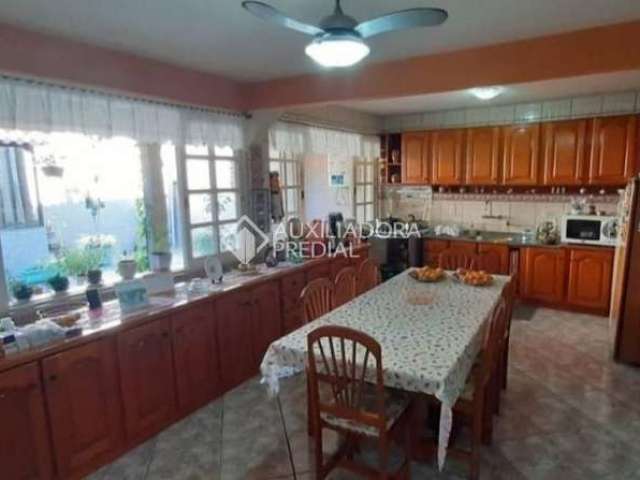 Casa com 3 quartos à venda na Avenida Orleaes, 744, Guarujá, Porto Alegre, 318 m2 por R$ 600.000