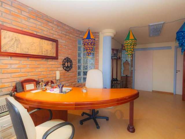 Casa com 3 quartos à venda na Rua Araponga, 306, Chácara das Pedras, Porto Alegre, 360 m2 por R$ 1.575.000