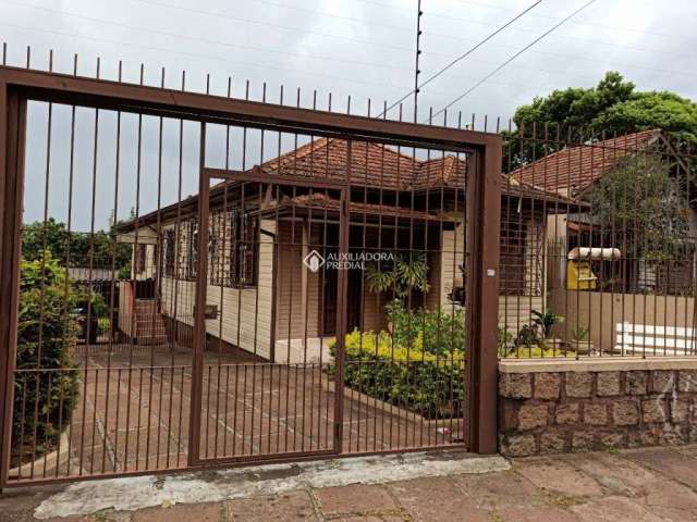 Casa com 2 quartos à venda na Avenida Nonoai, 1251, Nonoai, Porto Alegre, 150 m2 por R$ 430.000