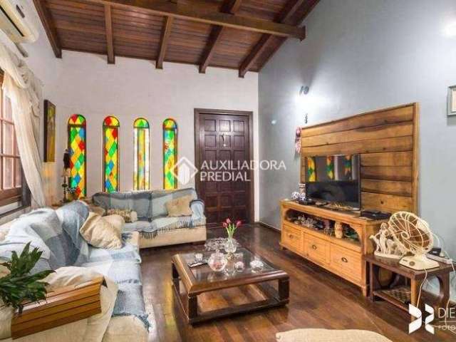 Casa em condomínio fechado com 4 quartos à venda na Rua Conselheiro Xavier da Costa, 3035, Ipanema, Porto Alegre, 254 m2 por R$ 585.000