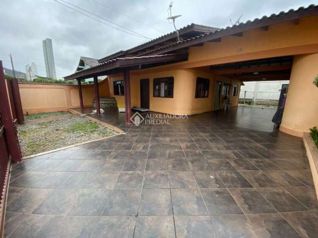 Casa com 3 quartos à venda na MANOEL CAMPOS BICUDO, 83, Nova Esperança, Balneário Camboriú, 197 m2 por R$ 1.700.000