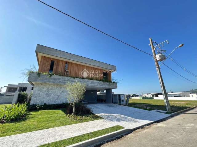 Casa em condomínio fechado com 5 quartos à venda na IVO JOSE REBELLO, 610, Santa Regina, Camboriú, 347 m2 por R$ 4.800.000