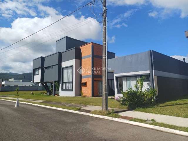 Casa em condomínio fechado com 3 quartos à venda na IVO JOSE REBELLO, 610, Santa Regina, Camboriú, 258 m2 por R$ 2.200.000