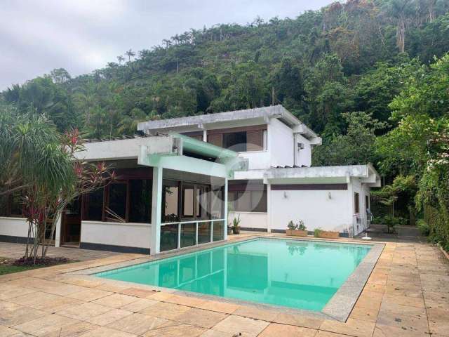 Casa com 4 suítes a 300m da praia à venda, 658 m² por R$ 5.000.000 - Itacoatiara - Niterói/RJ