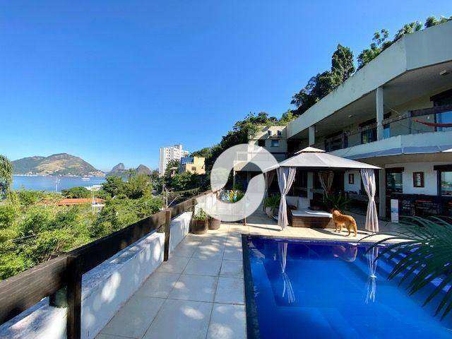 Casa com vista para o mar e cartões postais do Rio.