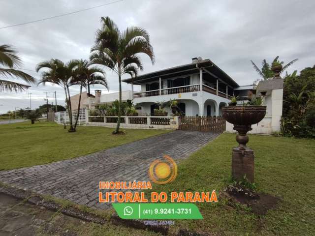 Sobrado de frente para a praia, com 7 quartos (sendo 3 suítes) em Canoas.