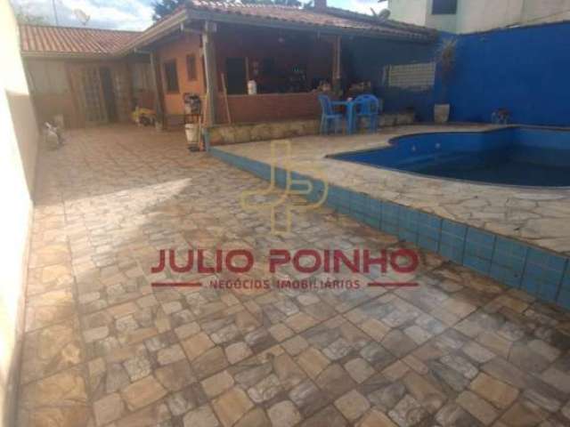 Casa com piscina à venda