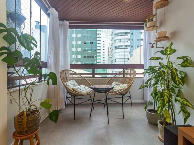 Apartamento mobiliado com 03 dormitórios em Balneário Camboriú.