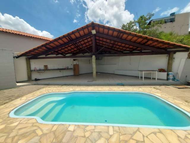Casa com área gourmet e piscina em Itaúna-MG!