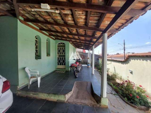 Vendo casa em Itaúna com 300m² com 03 quartos em ótima localização