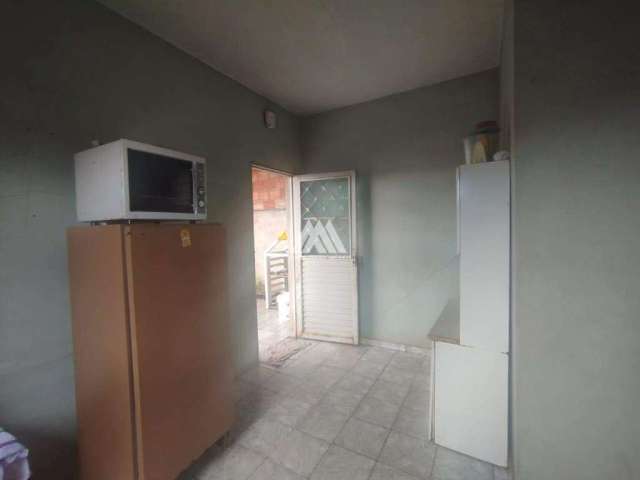 Vendo casa em Itaúna com um loja para depósito em ótima localização!