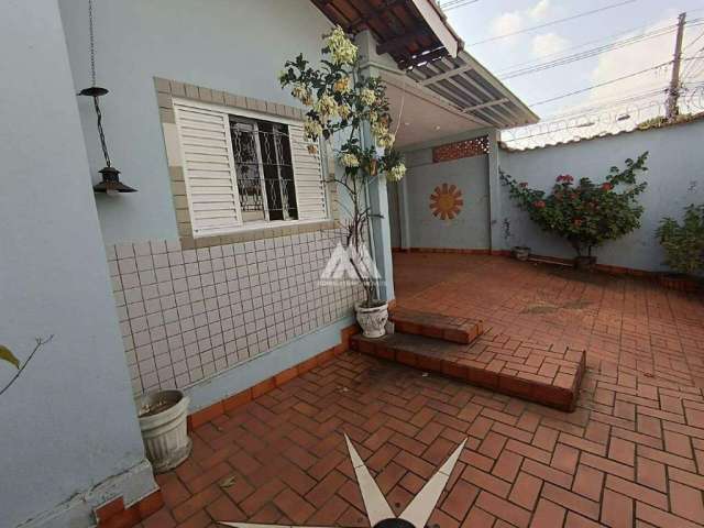 Vendo casa em Itaúna com espaço gourmet com ótima localização!