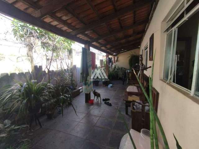 Vendo casa em Itaúna com quintal amplo em região central!