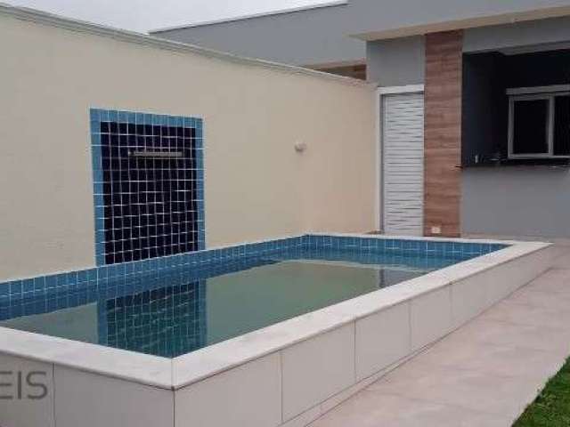 Casa com piscina, a 350 metros da praia, a venda, bairro Jardim das Palmeiras, Itanhaém, São Paulo, com 3 dormitórios, sendo 1 suite