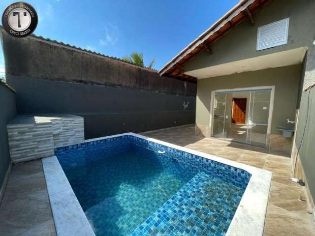 Casa com piscina à venda, bairro Santa Terezinha, Itanhaém, São Paulo, com 2 dormitórios sendo 1 suíte, sala, cozinha conceito aberto,