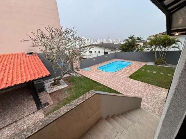 Casa com 4 dormitórios , piscina no Jardim Atlântico.