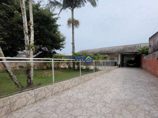 Residência com Piscina em Praia de Leste