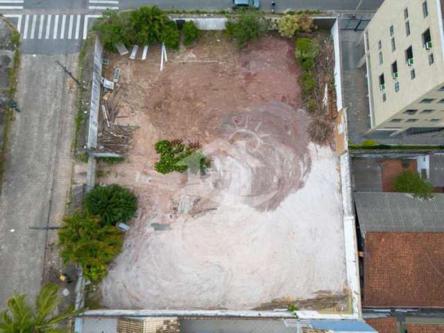 Terreno - Esquina  no bairro Centro, 1000 metros da praia, Peruíbe-SP