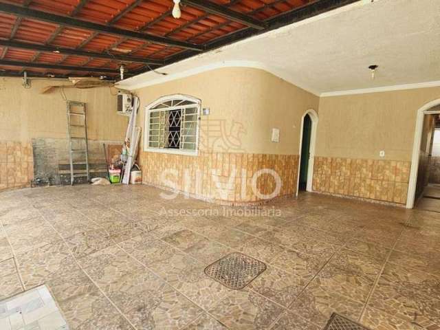 Casa com 3 pavimentos na QR 110 de Samambaia Sul.