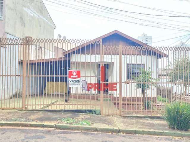 Terreno à venda no Nossa Senhora de Lourdes em Londrina. Proximidades da Av. São João e Av. Celso Garcia Cid. Zoneamento ZR4. Duas casas de Madeira se