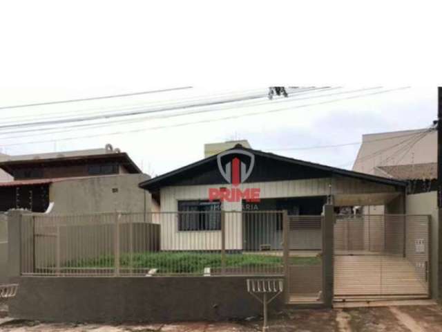 Casa à venda na Vila Larsen 1 em Londrina. Duas casas com terreno de 698 m², com 2 dormitórios, sala, cozinha, banheiro. Barracão de 140 m². Imóveis a