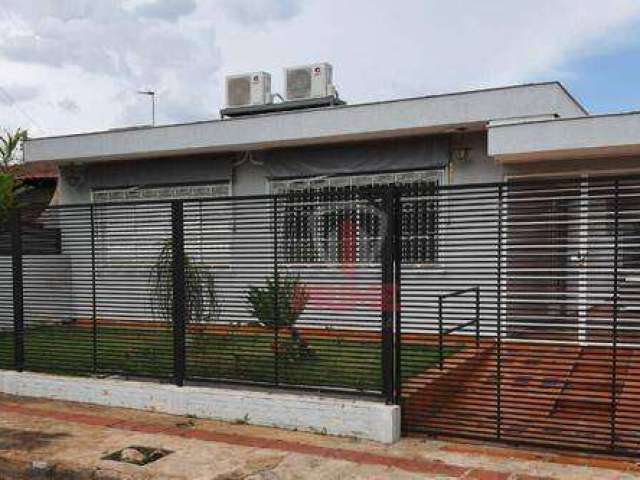 Casa à venda no Jardim Petrópolis em Londrina. Com 4 quartos, 2 suítes, 2 salas, cozinha com armários, área de serviço, 1 banheiro social, 3 vagas de