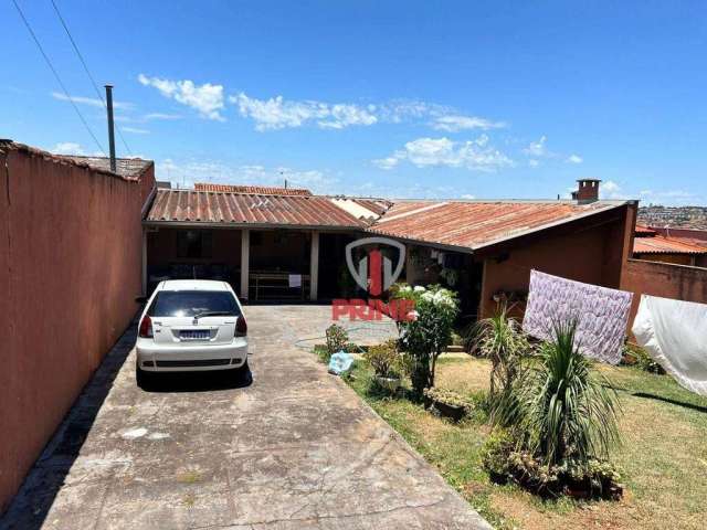 Casa à venda no Jardim dos Estados em Londrina. Com 2 quartos, sala 2 ambientes, 2 banheiros, área de serviço. Quintal.