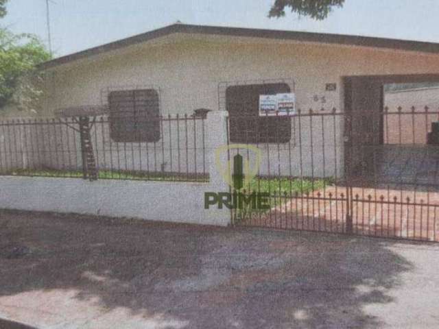 Casa à venda no Jardim Piza em Londrina. Casa com 2 dormitórios, banheiro, sala. cozinha, 3 vagas de garagem, amplo quintal nos fundos, 1 quarto rever